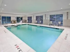 Holiday Inn Express & Suites Okemos - University Area by IHG