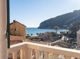 Noliday Riviera Sea View Luxury Apartment, casa per le vacanze a Noli