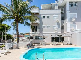 Predio com apartamentos completos, com piscina e a passos da praia - Agua Marinha, hotel em Florianópolis