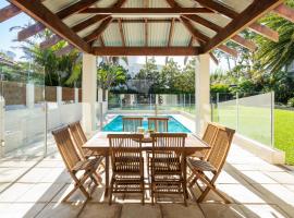 Huge Bayside Luxury Resort-Style Home with Pool、Burraneerのホテル