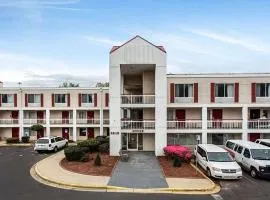 Studios & Suites 4 Less Charlotte、にあるシャーロット・ダグラス国際空港 - CLTの周辺ホテル