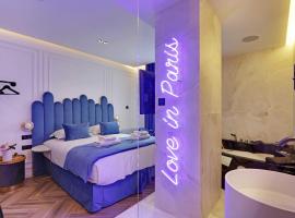 Couples Getaway Unit with Jacuzzi - City Center, hotell i Paris