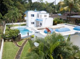 Casa con PISCINA PRIVADA a 4 min del IRTRA REU，Ajaxá的附設泳池的飯店