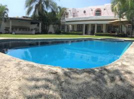 Hermosa Casa llena de vida, jardín y alberca!, cheap hotel in Jiutepec