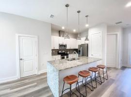 BRAND NEW 3 bedroom near DISNEY / Wi-Fi / Parking、オーランドのホテル