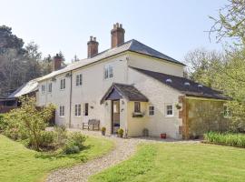 Pigeon Coo Farmhouse, vacation home in Shalfleet