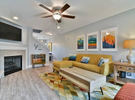 Cute & Comfy Condo ~ 9 miles to DTWN Asheville – hotel w mieście Candler