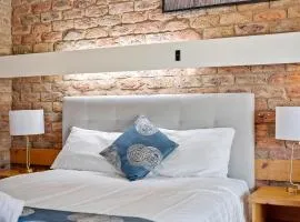 The Settlement Historic Hotel、にあるEchuca Airport - ECHの周辺ホテル