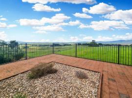 A picturesque 3 bedroom house with splendid views, hotel in zona Altopiano Atherton, Atherton