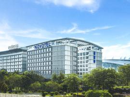 Novotel Guangzhou Baiyun Airport - Canton Fair Free Shuttle Bus & Official Registration Agency – hotel w mieście Huadu