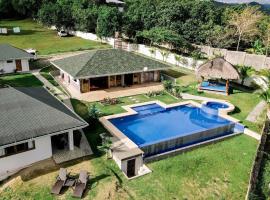 Villa MountainView Guesthouse, hotel com piscinas em Dimiao