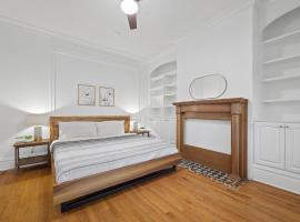 Bloomfield/Shadyside @E Stylish and Modern Private Bedroom with Shared Bathroom, вариант проживания в семье в Питтсбурге