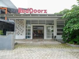 Reddoorz near Stadion Kridosono Blora, готель у місті Blora