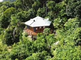 Treeverb Beach House - Daintree, holiday home in Cow Bay