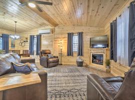 Quiet Pines Cabin with Hot Tub and Fishing Pond!, villa i Logan