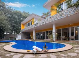 StayVista at The Hideout with private outdoor pool, villa à Kurukshetra