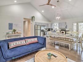 Poconos Retreat with Private Deck and Lake Views, kuća za odmor ili apartman u gradu 'East Stroudsburg'