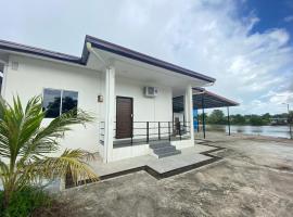D’Surati River View Homestay, cabaña o casa de campo en Buang Sayan