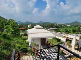 Aura Gold Resort, hotell med basseng i Udaipur