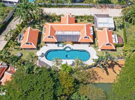 Villa Carlos, Luxury 7 BDR Private Pool Villa, Baan Bua Nai Harn, Phuket, луксозен хотел в Рауа Бийч