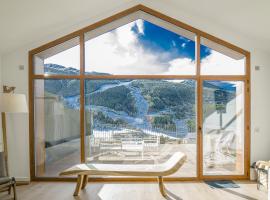 KOKONO Luxury Ski Chalet Andorra, El Tarter, hytte i El Tarter