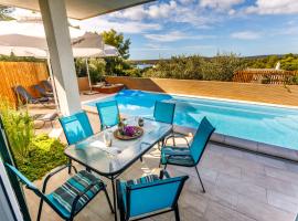 Villa NONO Jure - Private Pool & Jacuzzi, Milna Brač