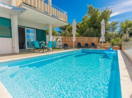 Nono Jure , private pool & sauna, vacation home in Milna