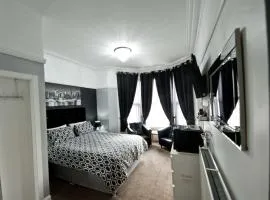 Rossall Guest House -Ideal For Families & Couples