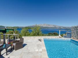 Traditional stone house with swimming pool – willa w mieście Lumbarda