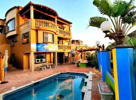 5 bedroom Beachfront pool & Spa, ξενοδοχείο σε Ensenada