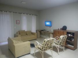 Casa com 03 quartos tendo 02 com ar condicionado no asfalto a 1,5 km do centro, ξενοδοχείο σε Chapada dos Guimaraes