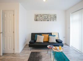 Cosy 2-bed home - For Company contractor and Leisure stays - NEC, Airport, HS2, Contractors, Resort World, sumarhús í Marston Green