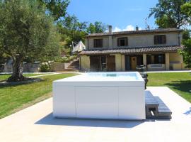 Villa Anna Heated Pool and two jacuzzi，SantʼIppolito的飯店