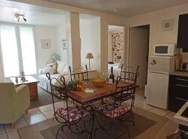 Well equipped apartment, large terrace, BBQ & WIFI