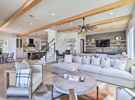 Luxury Lake Granbury Cliffside Home w/ Deck!, hotel a Granbury