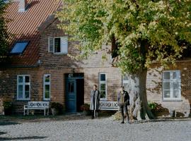 Historisches Bauernhaus Fehmarn, מלון עם חניה בStrukkamp auf Fehmarn