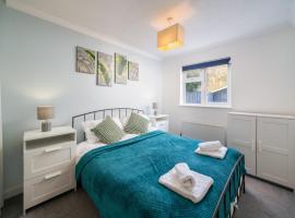 Crawley 1-Bedroom Pet Friendly Apartment, hotel in Three Bridges