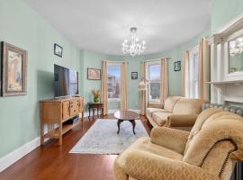 Bright & Spacious 2BR apartment, mins from Downtown Boston, parking, apartment in Boston