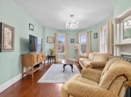 Bright & Spacious apartment, mins from Downtown Boston, parking