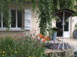 Le Gite du Petit Renard: A Tranquil Gite with pool, жилье для отдыха в городе Oradour-Saint-Genest
