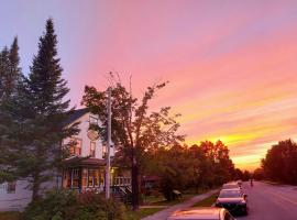 Auberge L'Orpailleur, family hotel in Val-dʼOr