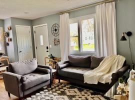 Entire Cute Boho Home Near Hospital, Expo Center, Free Parking, hotel para famílias em Kalamazoo