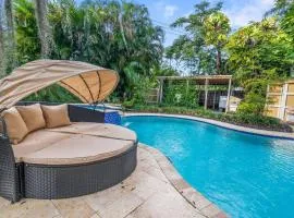 Tropical Oasis Located Near Lake With Pool and Hot Tub