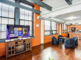 Centric Modern Loft w/ King Beds & Smart GameTable, casa vacacional en Rochester