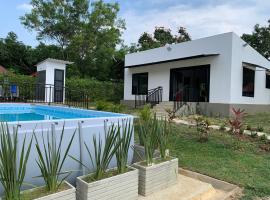 Acogedora cabaña, naturaleza, familia - NUEVA - ANAPOIMA, holiday home sa Anapoima