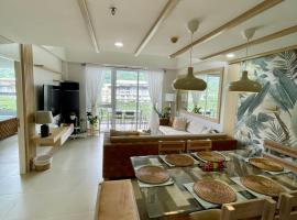 3BD/3BA Penthouse - Tropical Oasis in Pico de Loro, alojamento na praia em Patungan