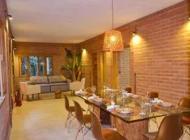 Casa em condomínio com piscina, quintal e garagem