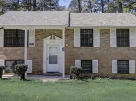 Cozy Large home, 19 Min from Hartsfield-Jackson international- Domestic Airport!, hotel din Conley