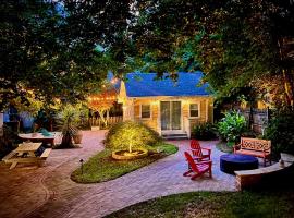 The Cozy Yellow Cottage in Dilworth, bed and breakfast v destinaci Charlotte