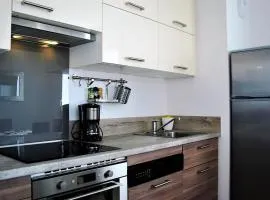 Appartement Moderne avec Terrasse, Parking et Clim au Lavandou - 4 Couchages - FR-1-251-122
